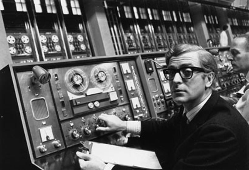 Tecnico al lavoro su una postazione mainframe negli anni 60